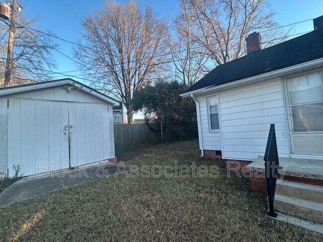 Building Photo - 1304 Bogart St