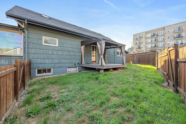 Building Photo - Charming 2-Bed 2-Bath Tacoma Craftsman | S...