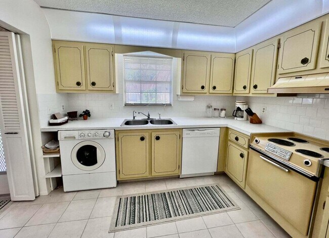 Building Photo - 135 Amherst Ln