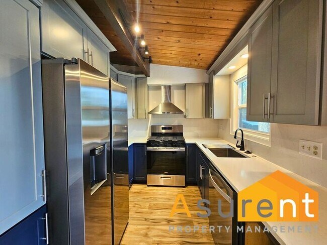 Building Photo - Stunning Home located in the picturesque Ashland