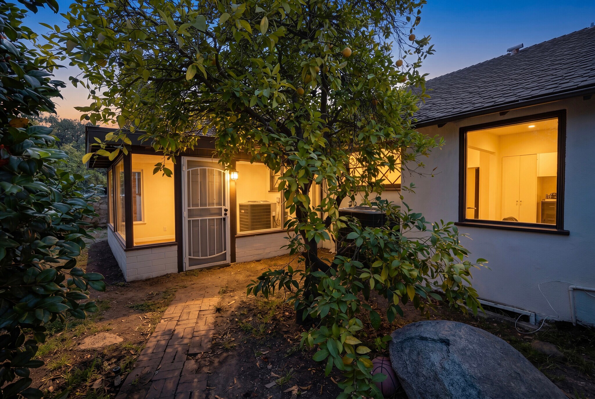 Building Photo - 2151 N Altadena Dr