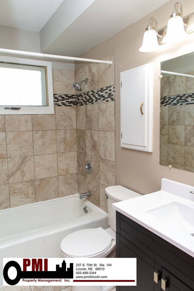 Building Photo - 2 Bedroom and 1.5 Bathroom Apartment Avail...
