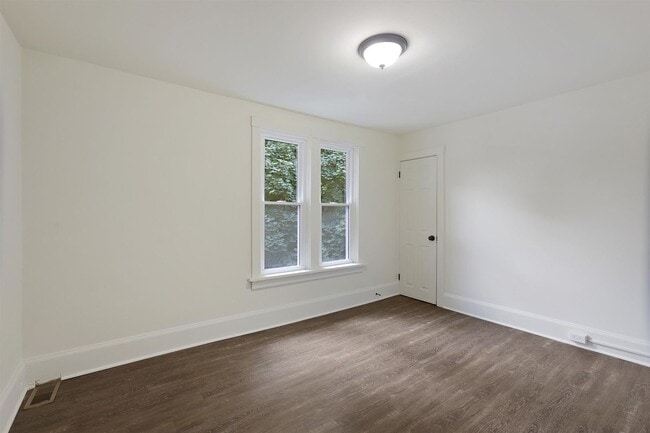 Building Photo - Charming 3 Bedroom 1.5 Bathroom Located in Uptown Harrisburg!