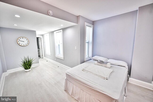 Building Photo - 1015 Riverside Ave