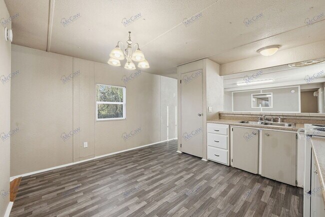 Building Photo - 1307 Oakridge Rd