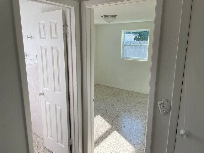 Building Photo - 2/1/1 New Port Richey