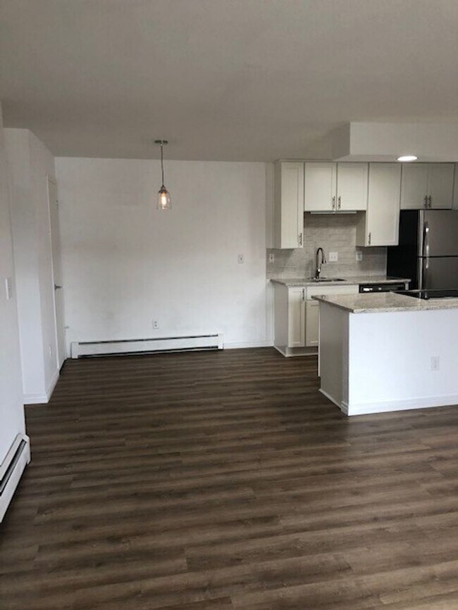 Building Photo - Conveniently Located Boulder Condo for Rent with Pool Overlooking the Flatirons