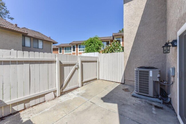 Building Photo - FOR RENT 2BD/1.5 BA/2 parkings/ Town House