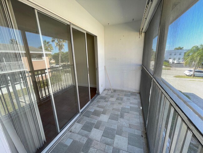 Building Photo - 1501 Crescent Cir