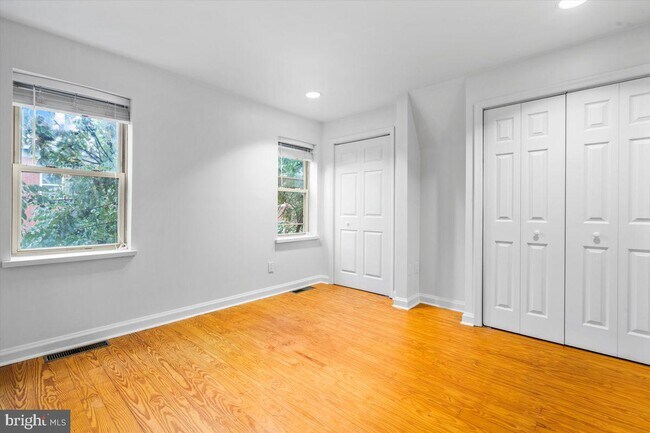 Building Photo - 2029 Bainbridge St