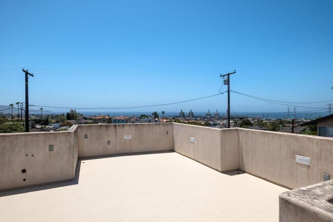 Building Photo - Stunning 4 bed, 4.5 bath home located on a quiet and highly desirable street in Redondo Beach