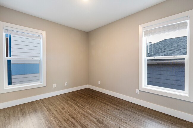 Building Photo - Newly Renovated and Modern 2BR Apartments in Columbia City