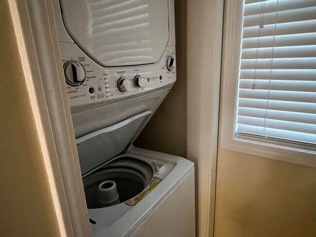 Building Photo - 4622 Greenbriar Dr