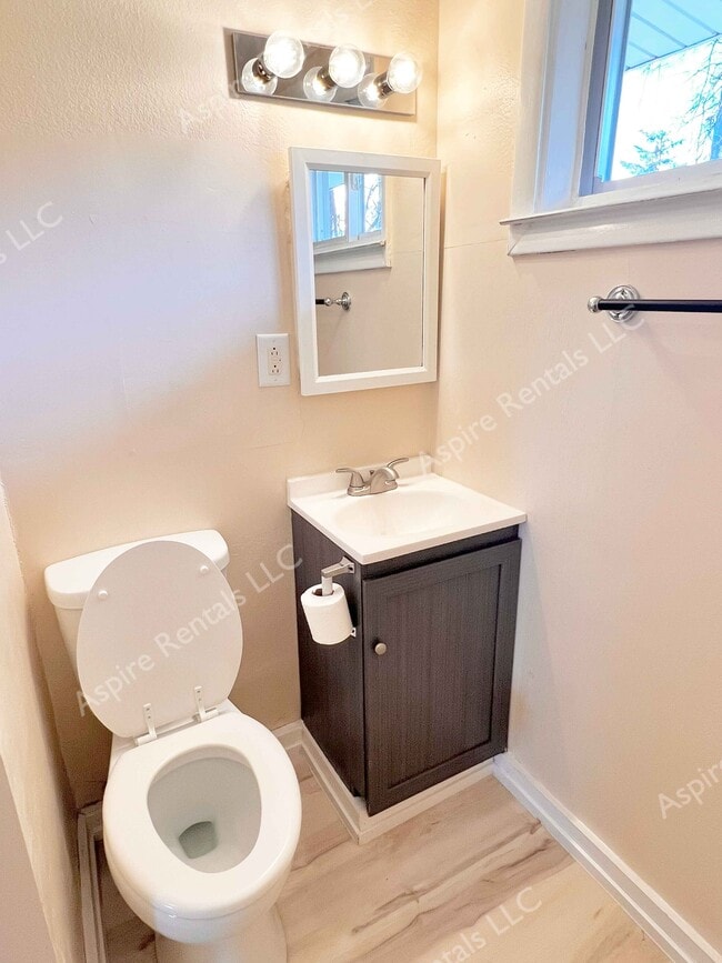 Building Photo - 214 W Worley St