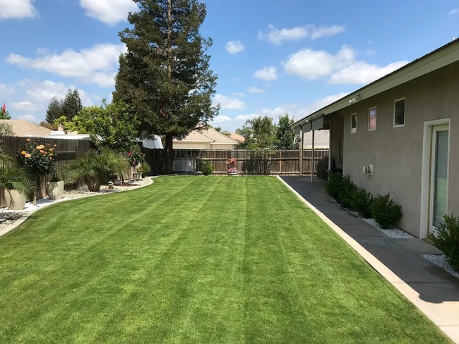 Building Photo - West Bakersfield Custom Home for Rent Available Now!