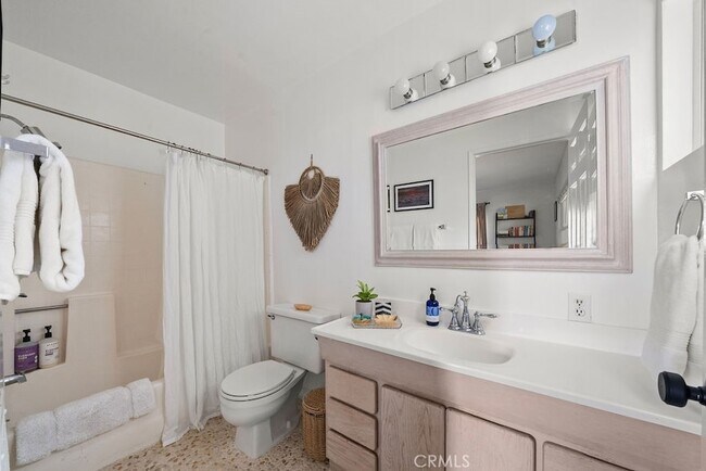 Building Photo - 128 Crescent Bay Dr