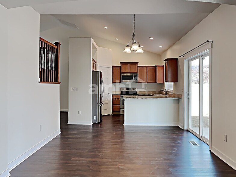 Building Photo - 6050 N Seacliff Ave