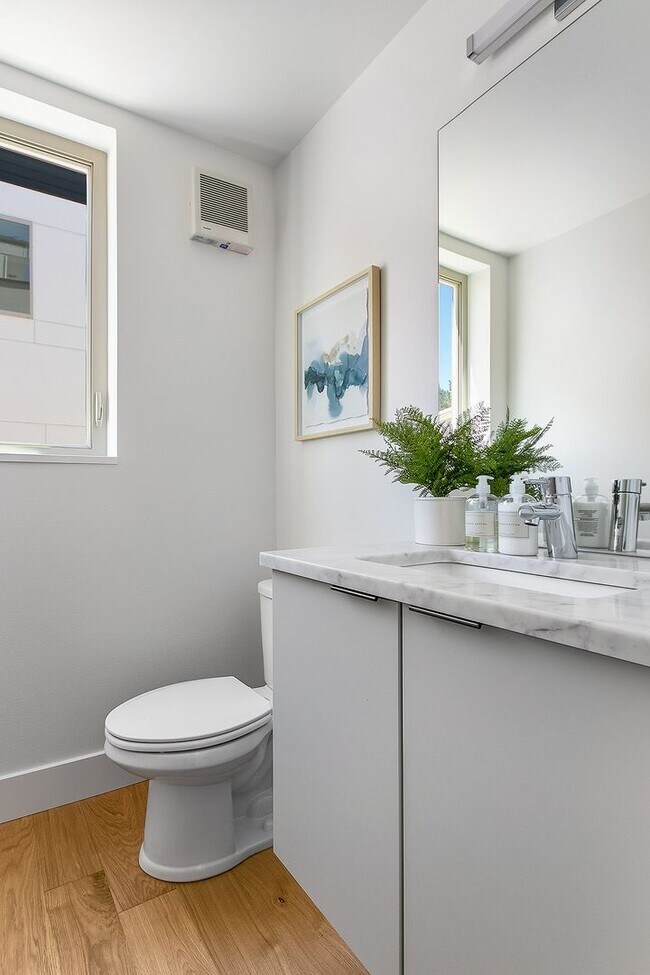 Building Photo - 2Bd/2.25Ba Seattle Townhome