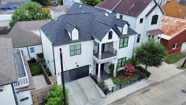 Building Photo - 3520 Beauchamp St