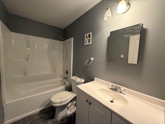 Building Photo - Newly renovated Town House for Rent 3Br / 2 Ba Section 8 Welcome !