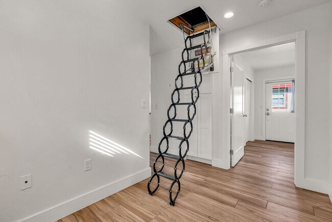 Building Photo - Experience residential luxury living only 2 blocks from the heart of downtown Livermore!!