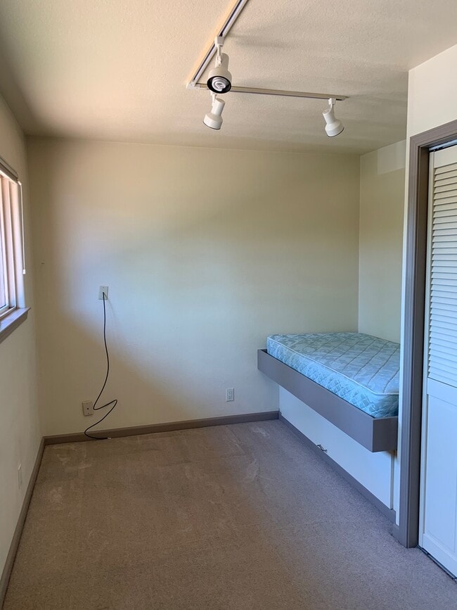 Building Photo - Secure your boat dock before summer!  Unfurnished 3 bed, 2 bath condo with marina and mountain vi...