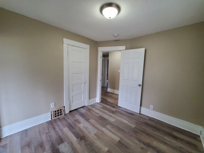 Building Photo - COMING SOON!! 506 Denver- large 3 bed house! **PETS OK**