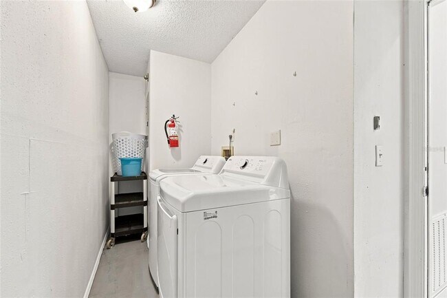 Building Photo - 2537 Chatham Cir