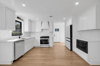 Building Photo - 516 River Rd