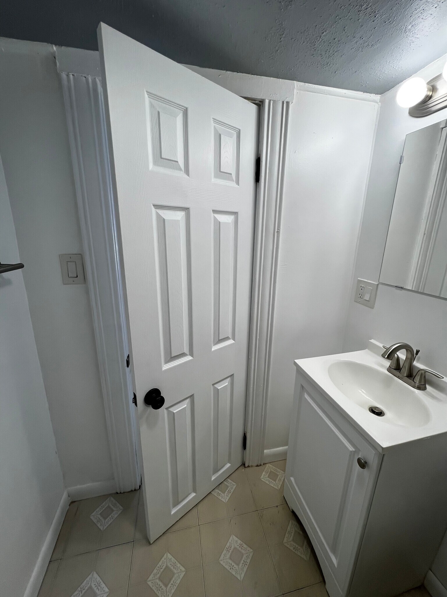 Building Photo - 20 Mohan St