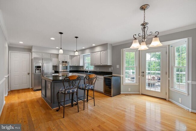 Building Photo - 8527 Silverview Dr