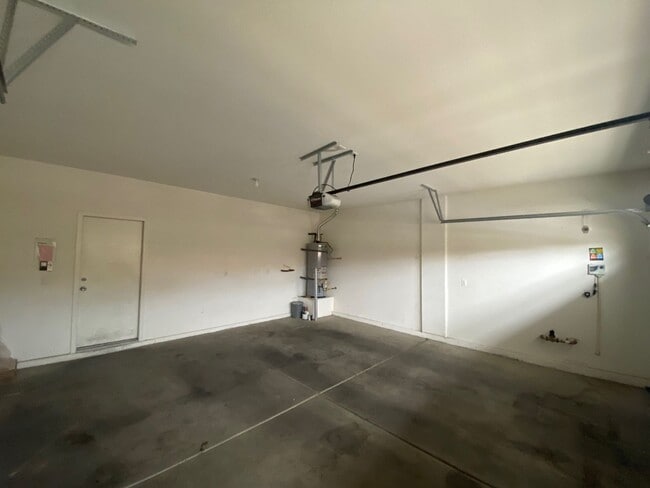 Building Photo - Beautiful 3 Bedroom 2 and 1/2 Bathrooms Ho...
