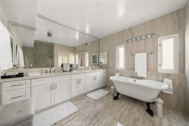 Building Photo - 31877 Circle Dr