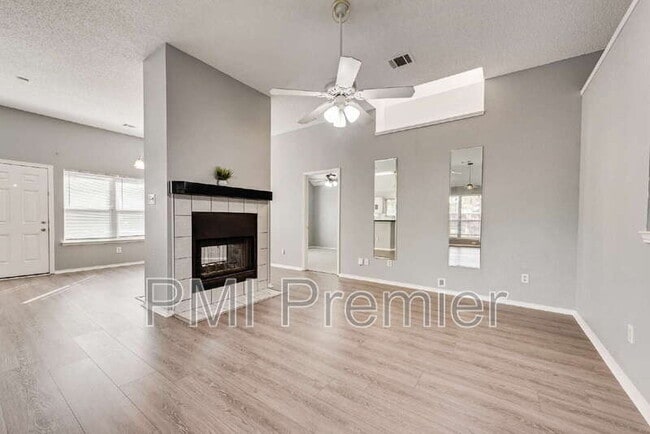 Building Photo - 1220 Royal Crescent Dr