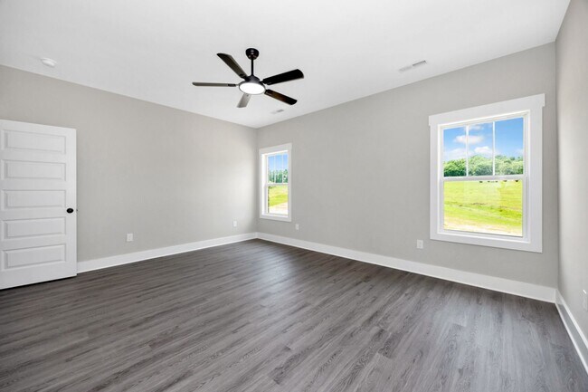 Building Photo - 4 Bedroom, 2 Bath