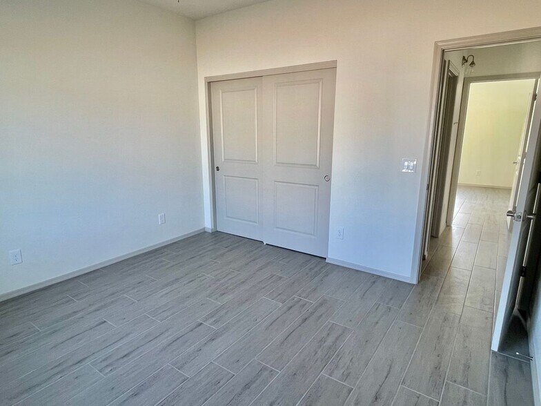 Building Photo - 1528 E Grovers Ave