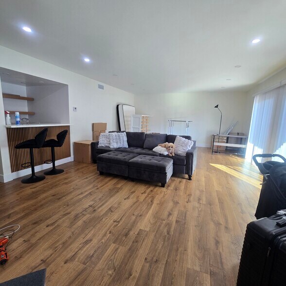 Building Photo - 916 S Sherbourne Dr