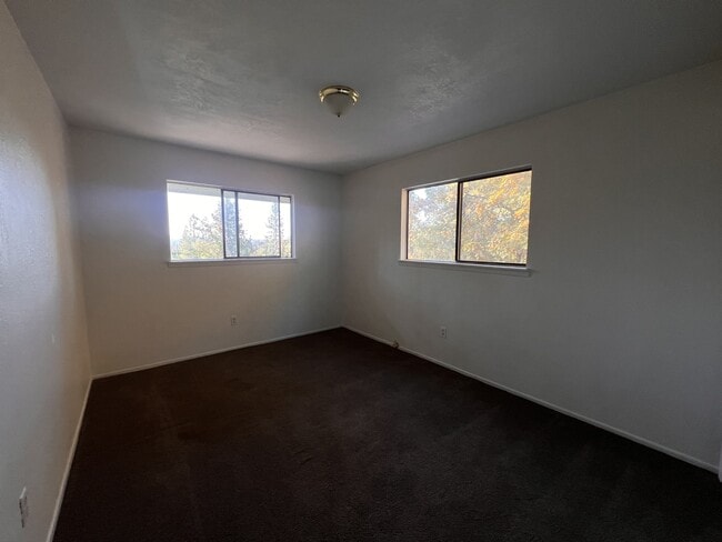 Building Photo - 10647 Newtown Rd