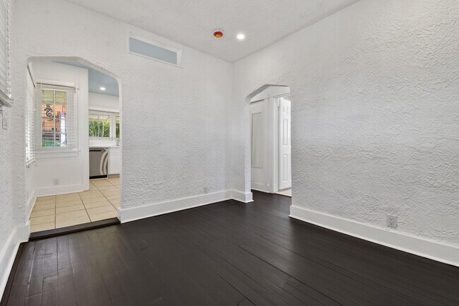 Building Photo - 208 S K St