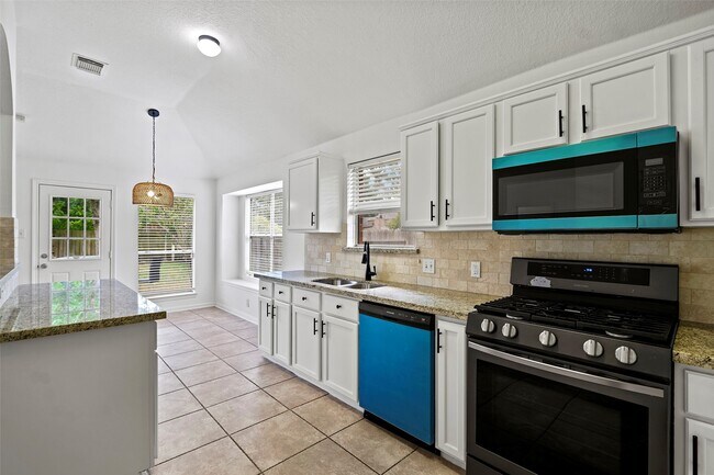Building Photo - 21055 Southern Colony Ct