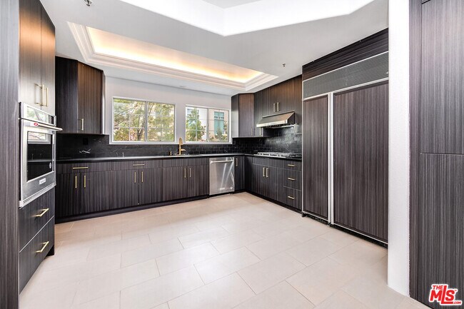 Building Photo - 120 S Palm Dr