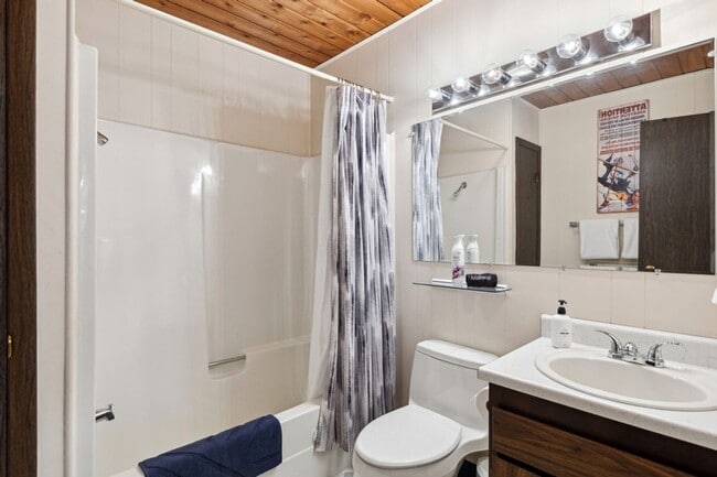 Building Photo - 1 Bedroom, 1 Bath Condo on Whitefish Lake