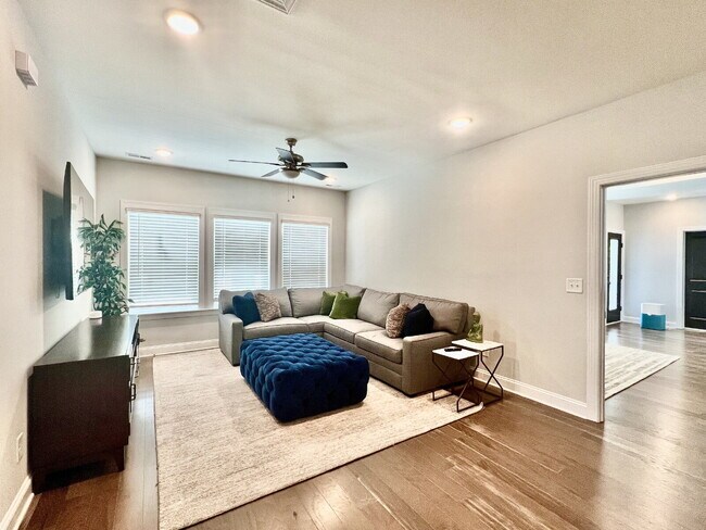 Building Photo - LUXURY TOWNHOME near Southend