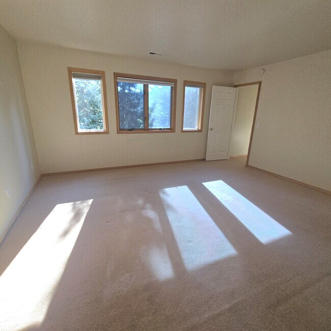 Building Photo - 2 Bedroom 2.5 bathroom near Golf Course