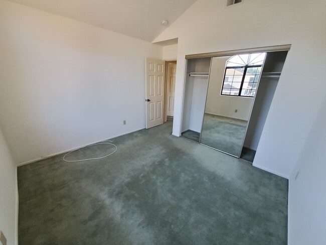 Building Photo - Beautiful Woodbridge/Lakeside Home for Lease!