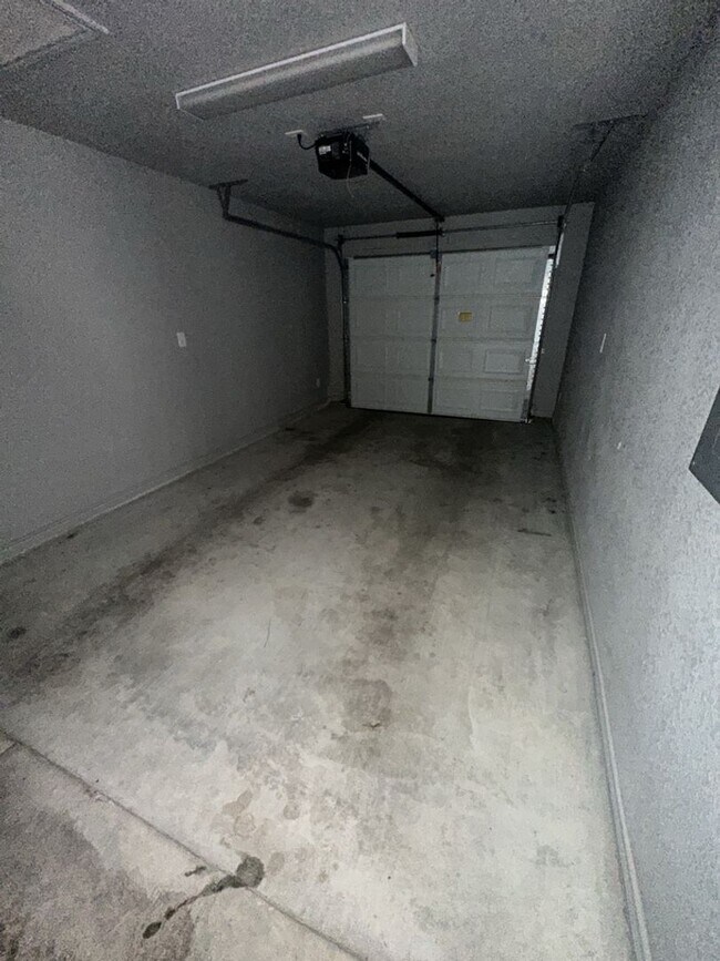 Building Photo - AVAILABLE NOW! (SECTION 8 ACCEPTED)