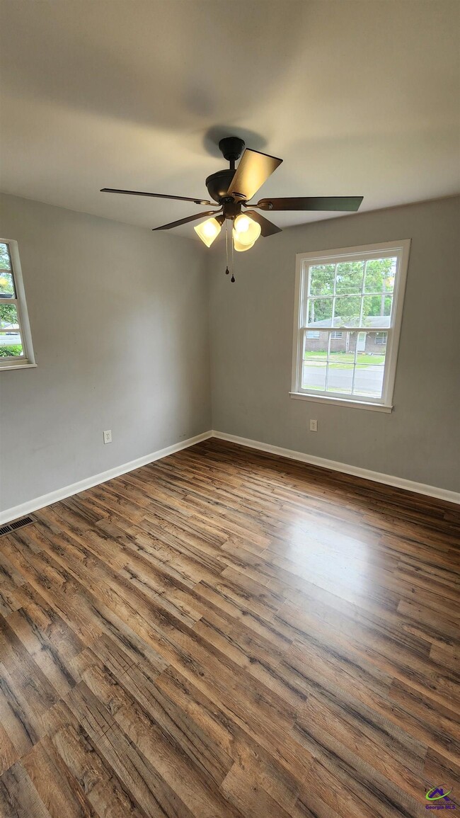 Building Photo - 120 Hazel Dr