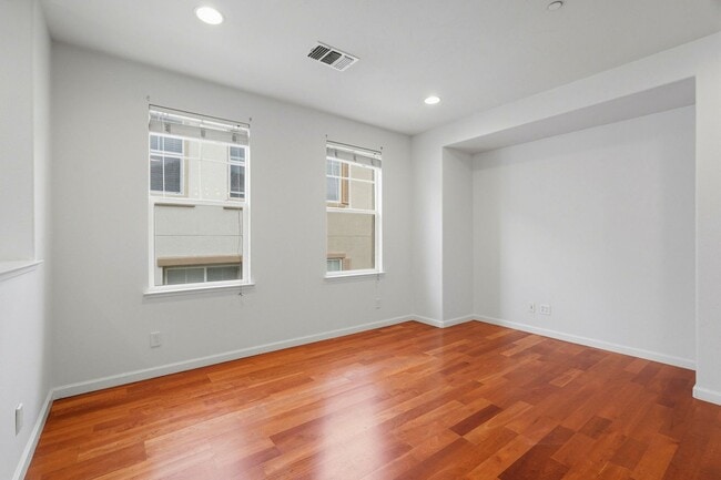 Building Photo - Spacious 2BR/2BA End-Unit Condo for rent in Warm Springs – Montebello Community