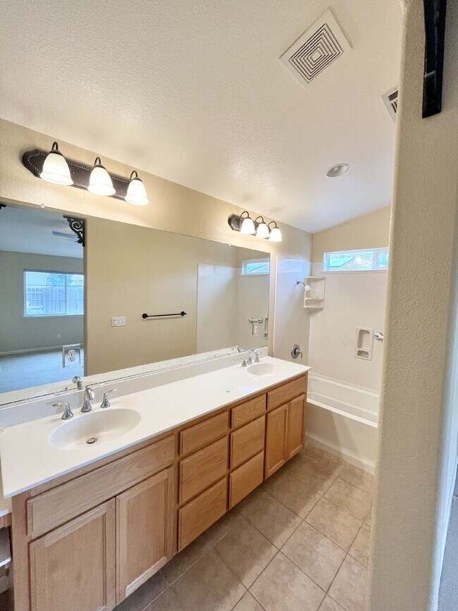 Building Photo - North Merced: $2179 3 Bedroom 2 Bathroom p...
