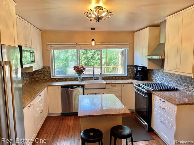 Building Photo - 5255 Folkstone Dr